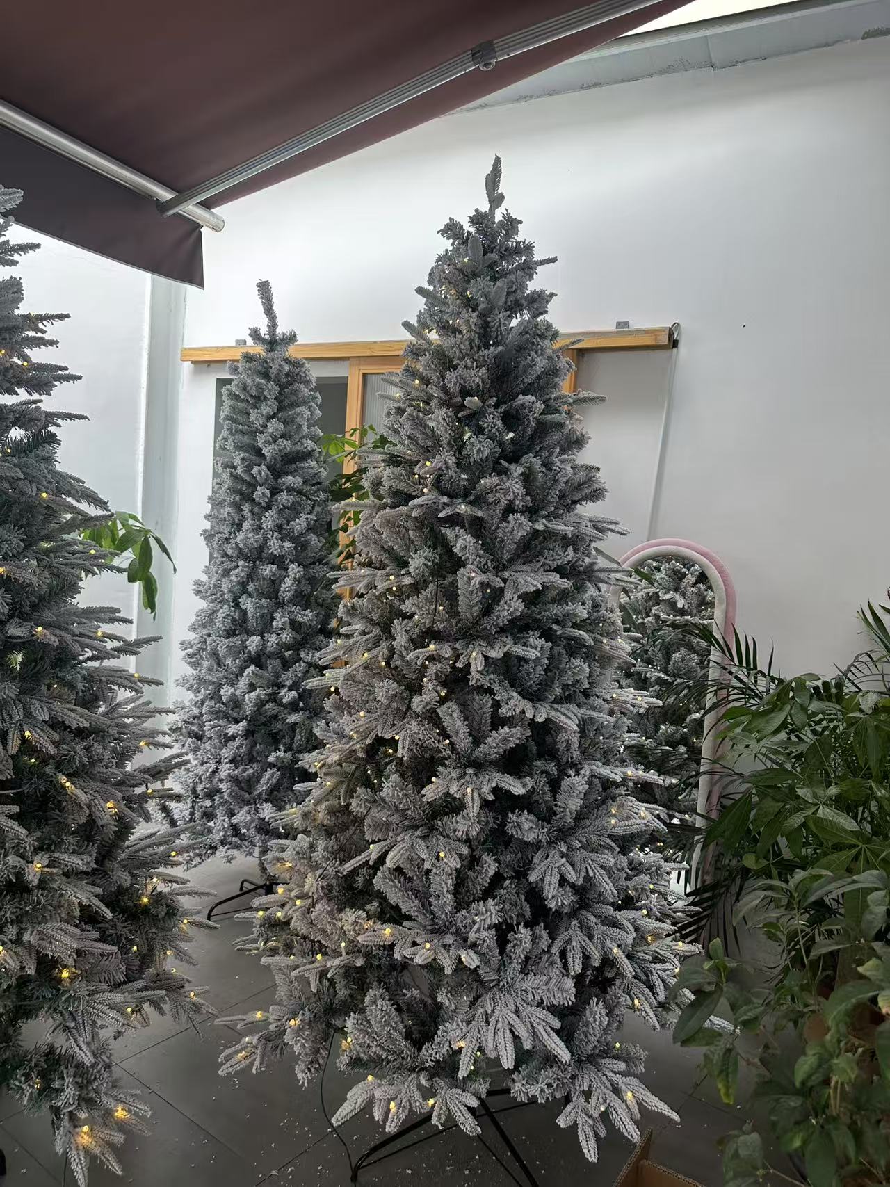 Vrilay Pre-Lit Snow Flocked Artificial Christmas Tree, Gold Ribbon & Snowflake Christmas Decorations